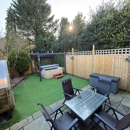 Bournemouth Hot Tub & Sauna Holiday Let-2